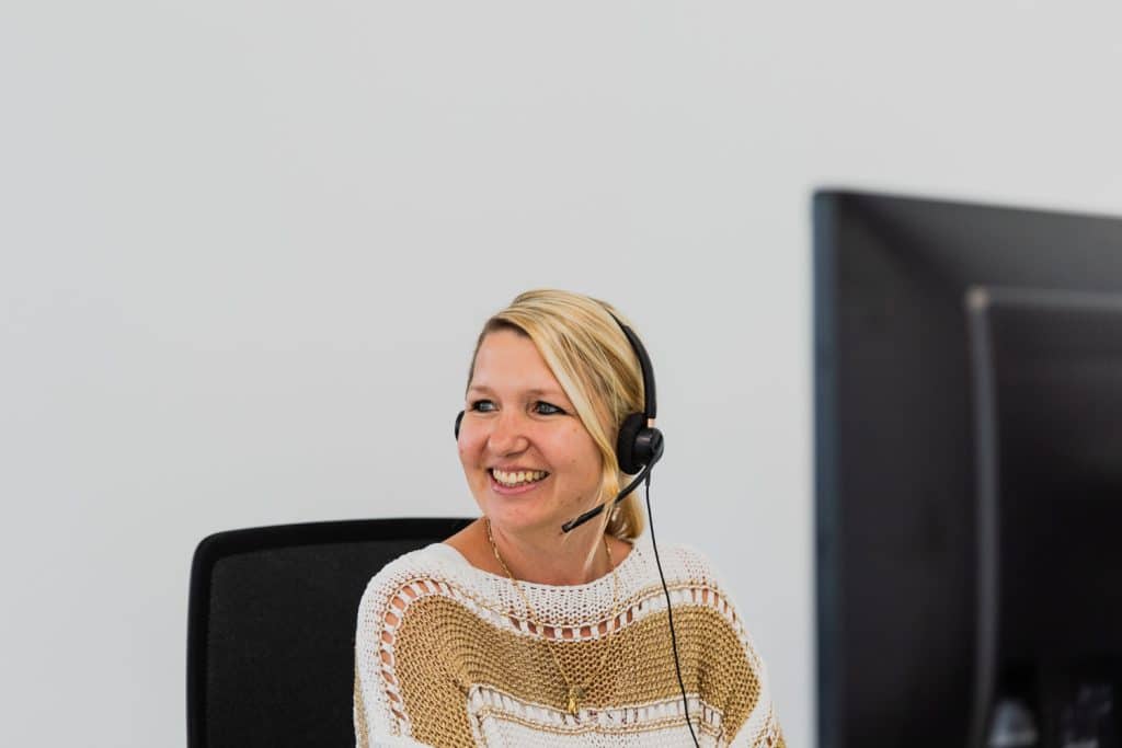 Care-tel medewerkster verzorgt het patiëntencontact van een medische klant via haar headset